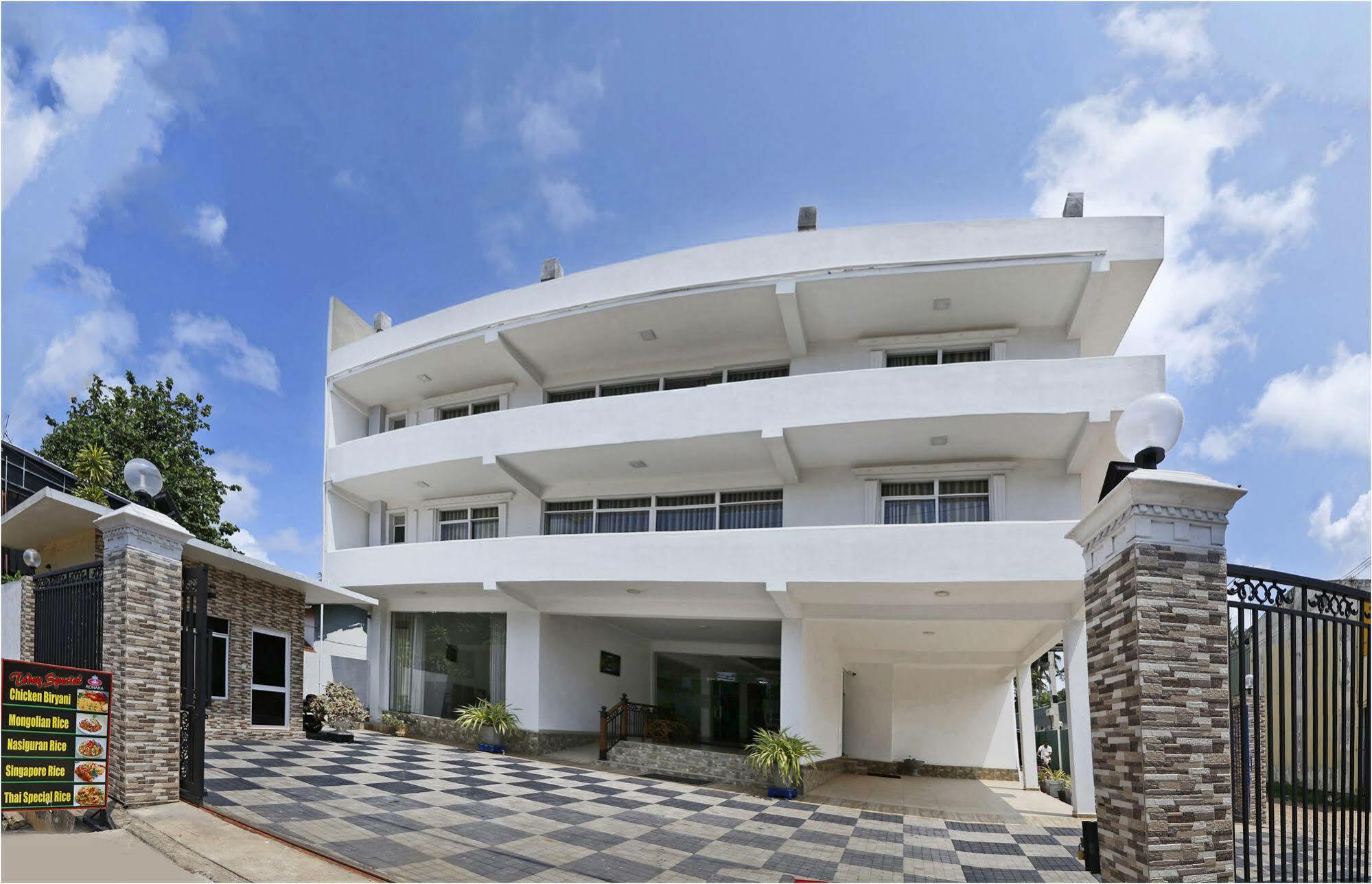 Ronaka Airport Transit Hotel Katunayaka Exterior foto